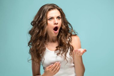 Yüzünde şok ifadesi olan genç bir kadının portresi.