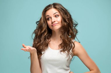 Üzgün duygularla genç kadının portresi