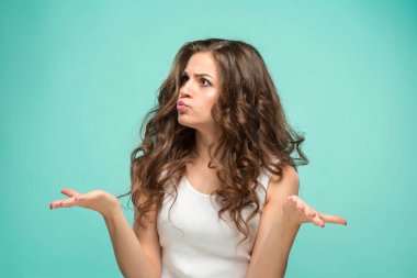 Üzgün duygularla genç kadının portresi