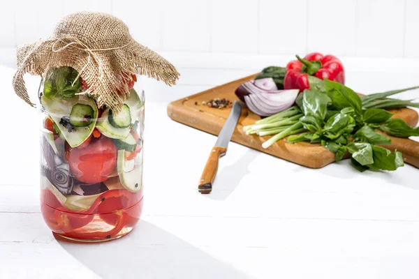 Konserve domates ve beyaz arka plan üzerinde taze domates