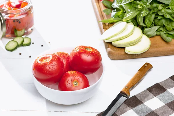 Tomates enlatados e tomate fresco sobre fundo branco — Fotografia de Stock