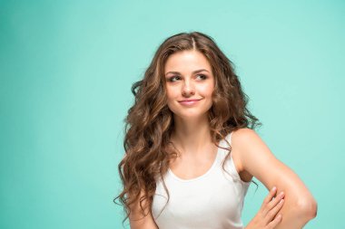 Mutlu duygularla genç kadının portresi