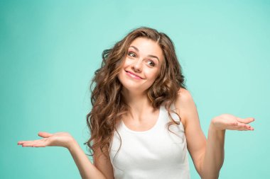 Mutlu duygularla genç kadının portresi