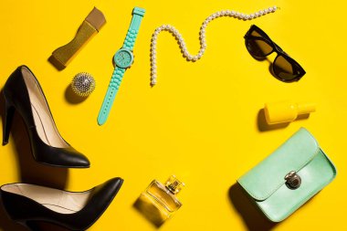 Natürmort moda kadın, nesneler üzerinde sarı