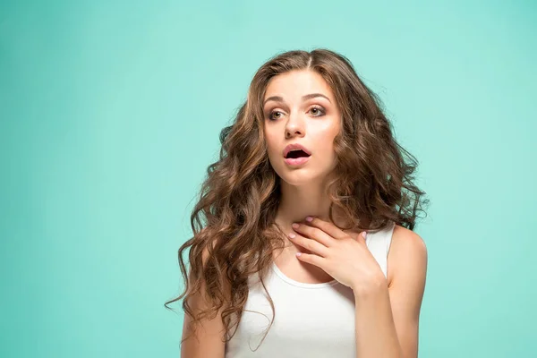 Portrait of young woman with shocked facial expression — Stock Photo, Image