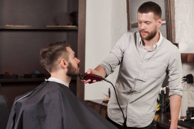 Hipster istemci ziyaret Kuaför Salonu