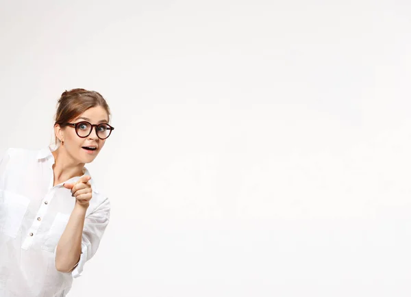 Erfolgreiche Geschäftsfrau im Büro blickt in die Kamera — Stockfoto