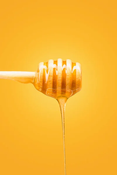 La miel y la cuchara de madera —  Fotos de Stock