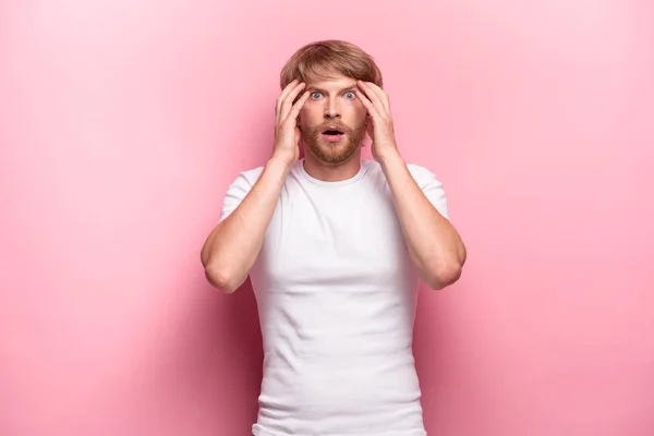 Retrato de un joven con expresión facial impactada —  Fotos de Stock