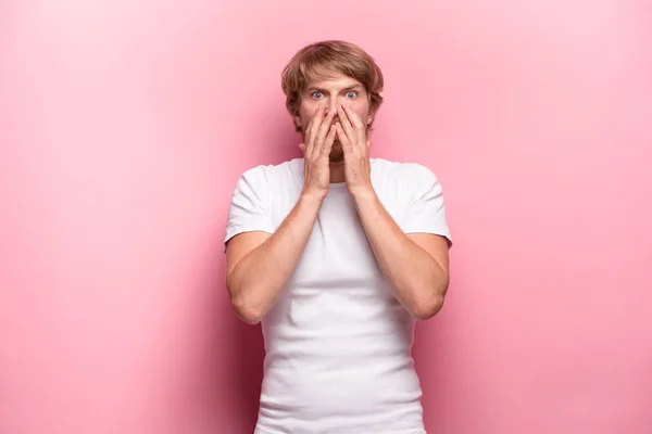 Portret van een jonge man met een geschokte gezichtsuitdrukking — Stockfoto