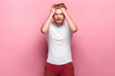 Öfke ve çığlık atan adam