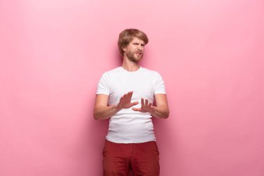 İnsan yüz ifadeleri, duygu ve duygular negatif. Alıngan tiksinti genç adam portresi