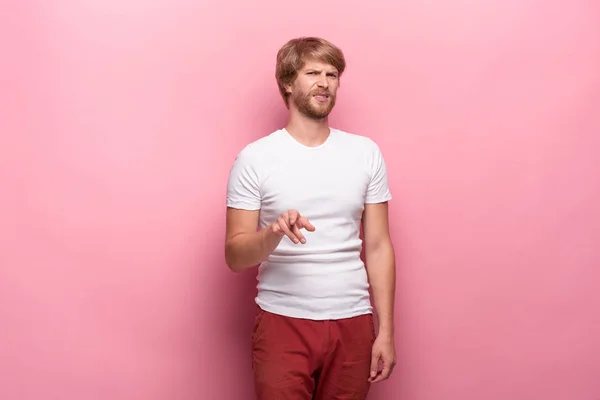 Expresiones faciales humanas negativas, emociones y sentimientos. Retrato de un joven asqueroso y delicado — Foto de Stock