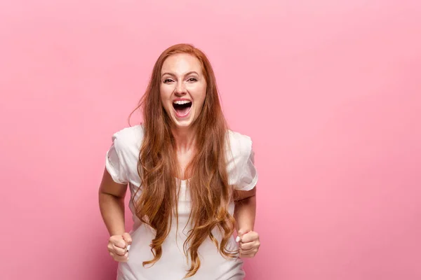 Portrét mladé ženy s šťastný výraz obličeje — Stock fotografie
