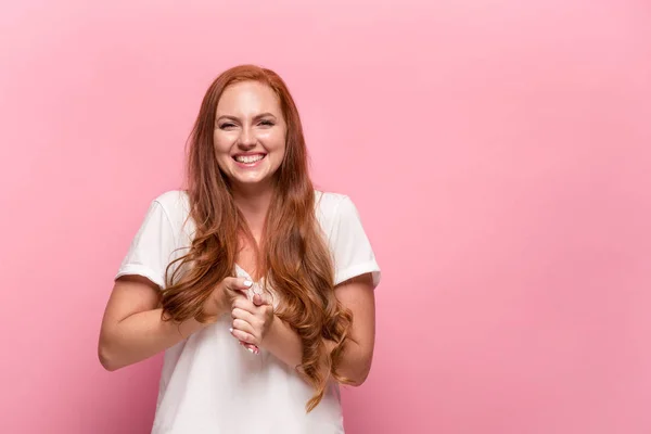 Porträt einer jungen Frau mit glücklichem Gesichtsausdruck — Stockfoto