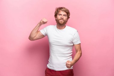 Yumruğu olan bir adam.