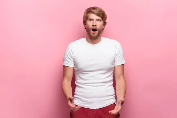 Portrait of young man with shocked facial expression — Stock Photo, Image