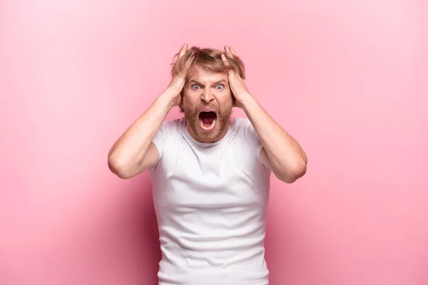 A raiva e o homem gritando — Fotografia de Stock