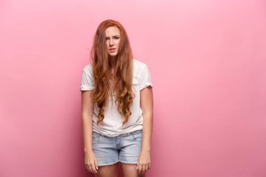 Güzel kadın pembe studio rahatsız olduğunu