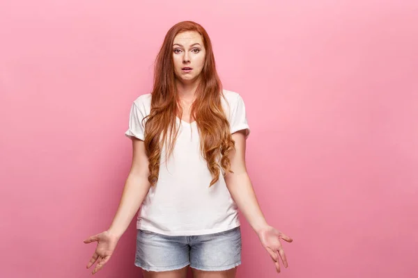 Die schöne Frau ist auf rosa Studio beleidigt — Stockfoto