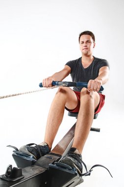 Bir Fitness kulübünde kullanan adam.
