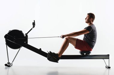 Bir Fitness kulübünde kullanan adam.