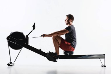 Bir Fitness kulübünde kullanan adam.