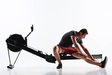 Bir Fitness kulübünde kullanan adam.