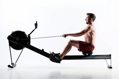 Bir Fitness kulübünde kullanan adam.