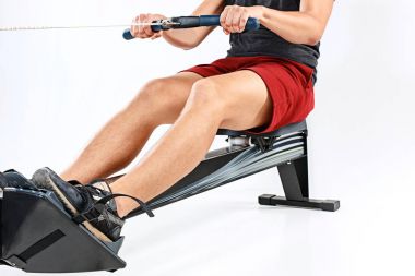 Bir Fitness kulübünde kullanan adam.