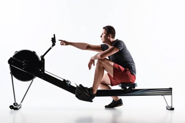 Bir Fitness kulübünde kullanan adam.