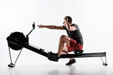 Bir Fitness kulübünde kullanan adam.