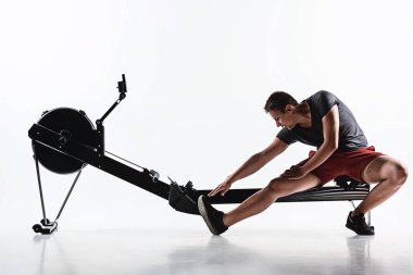 Bir Fitness kulübünde kullanan adam.