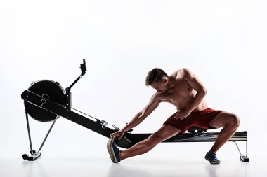 Bir Fitness kulübünde kullanan adam.