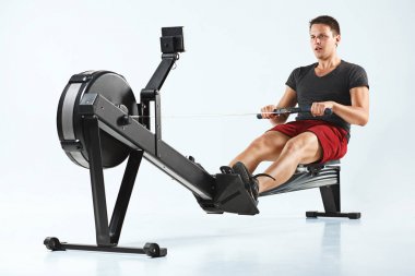 Bir Fitness kulübünde kullanan adam.