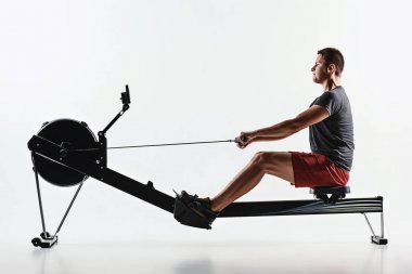 Bir Fitness kulübünde kullanan adam.