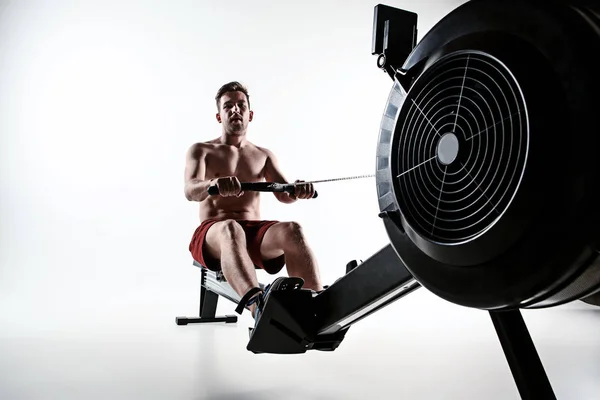 Homem usando uma máquina de imprensa em um clube de fitness . — Fotografia de Stock