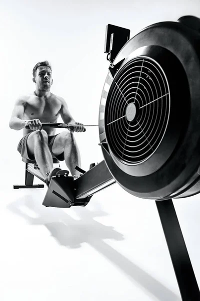 男人在一家健身俱乐部使用压机. — 图库照片