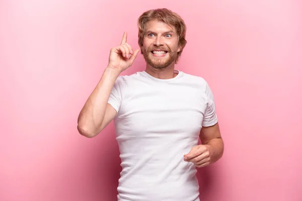 Retrato de un joven con expresión facial impactada —  Fotos de Stock