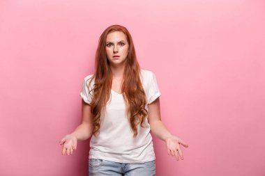 Güzel kadın pembe studio rahatsız olduğunu