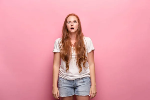 Retrato de mulher jovem com expressão facial surpreso — Fotografia de Stock