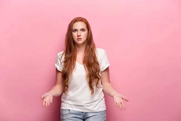 De mooie vrouw is beledigd op roze studio — Stockfoto