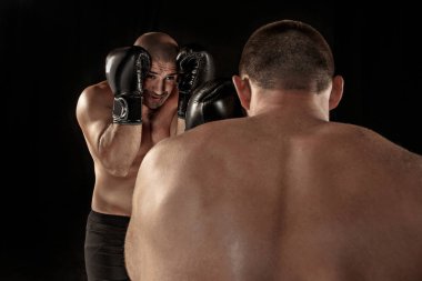 Dövüş, eğitim dövüş sanatları, boks, jiu jitsu, delme bodybuilders iki kaslı adam