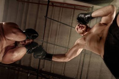 Dövüş, eğitim dövüş sanatları, boks, jiu jitsu, delme bodybuilders iki kaslı adam