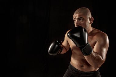 Genç adam kickboxing siyah