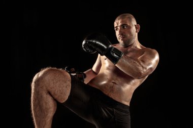 Genç adam kickboxing siyah