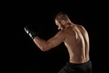 Genç adam kickboxing siyah