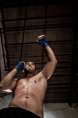 Genç adam kickboxing siyah