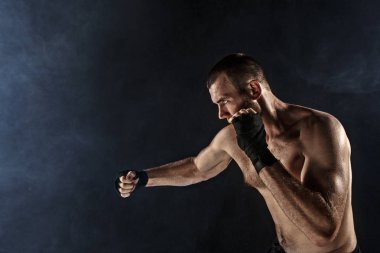 Genç adam kickboxing siyah