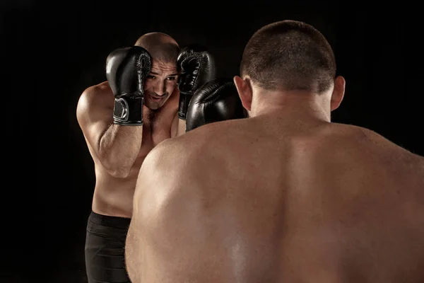 Dos hombres musculosos peleando, culturistas golpeándose, entrenándose en artes marciales, boxeo, jiu jitsu —  Fotos de Stock